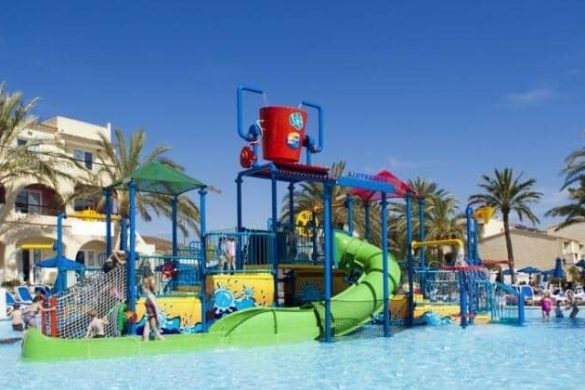 mallorca-bouganvilla-zwembad-met-glijbaan mallorca-bouganvilla-zwembad-met-glijbaan