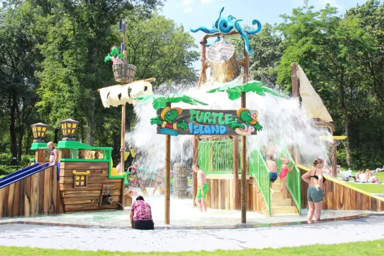 camping-bosbad-hoeven-zwembad